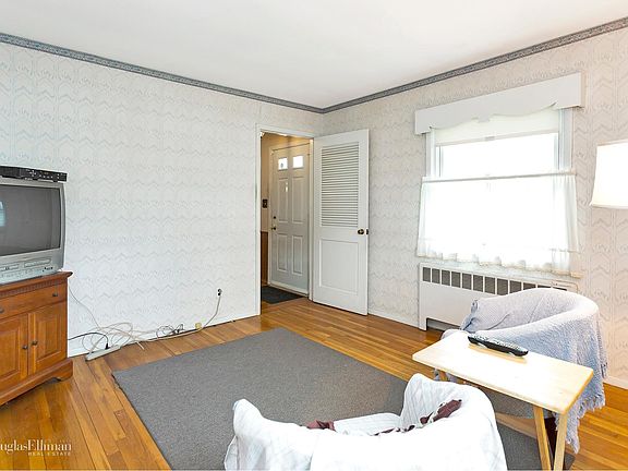 5th image of 121 Plitt Ave
