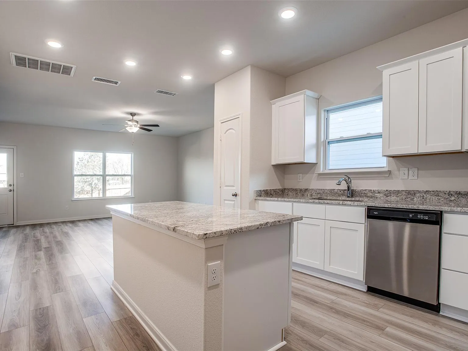 3 bed, 2.5 bath, 1537 sqft, $1,900 — Photo 4