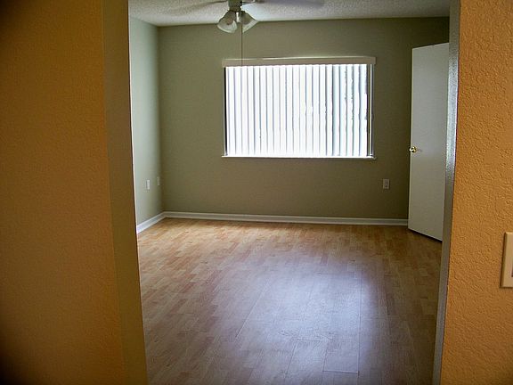 Master Bdrm. 15' x 11"