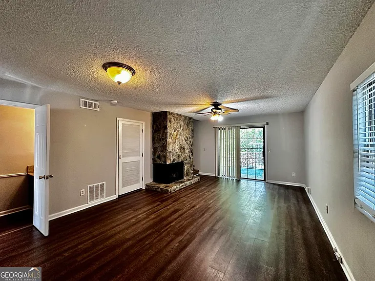 1060 Falling Water Dr SE — Photo 5