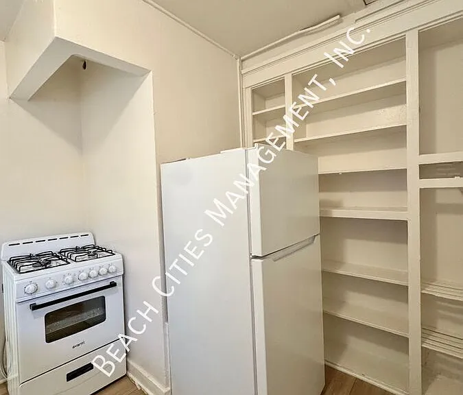 1066 E 7th St #10 — Photo 5