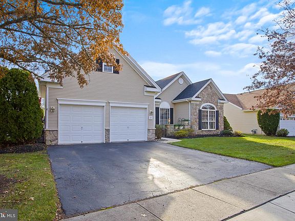 3rd image of 25 Ellington Dr