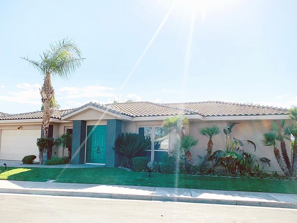 Centrally located in the Grove minutes from luxury stores on El Paseo, Whole Foods, and restaurants.