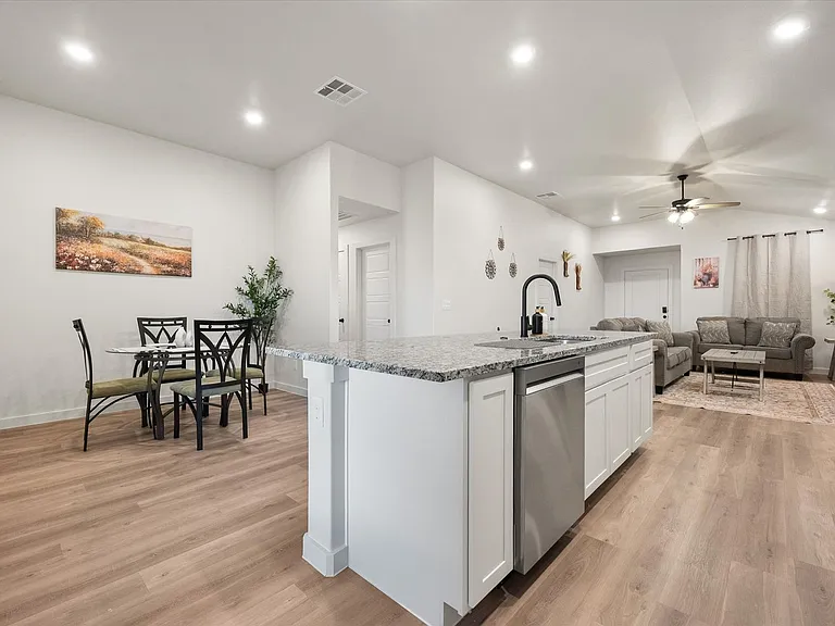 2509 Kenwood Ave — Photo 15