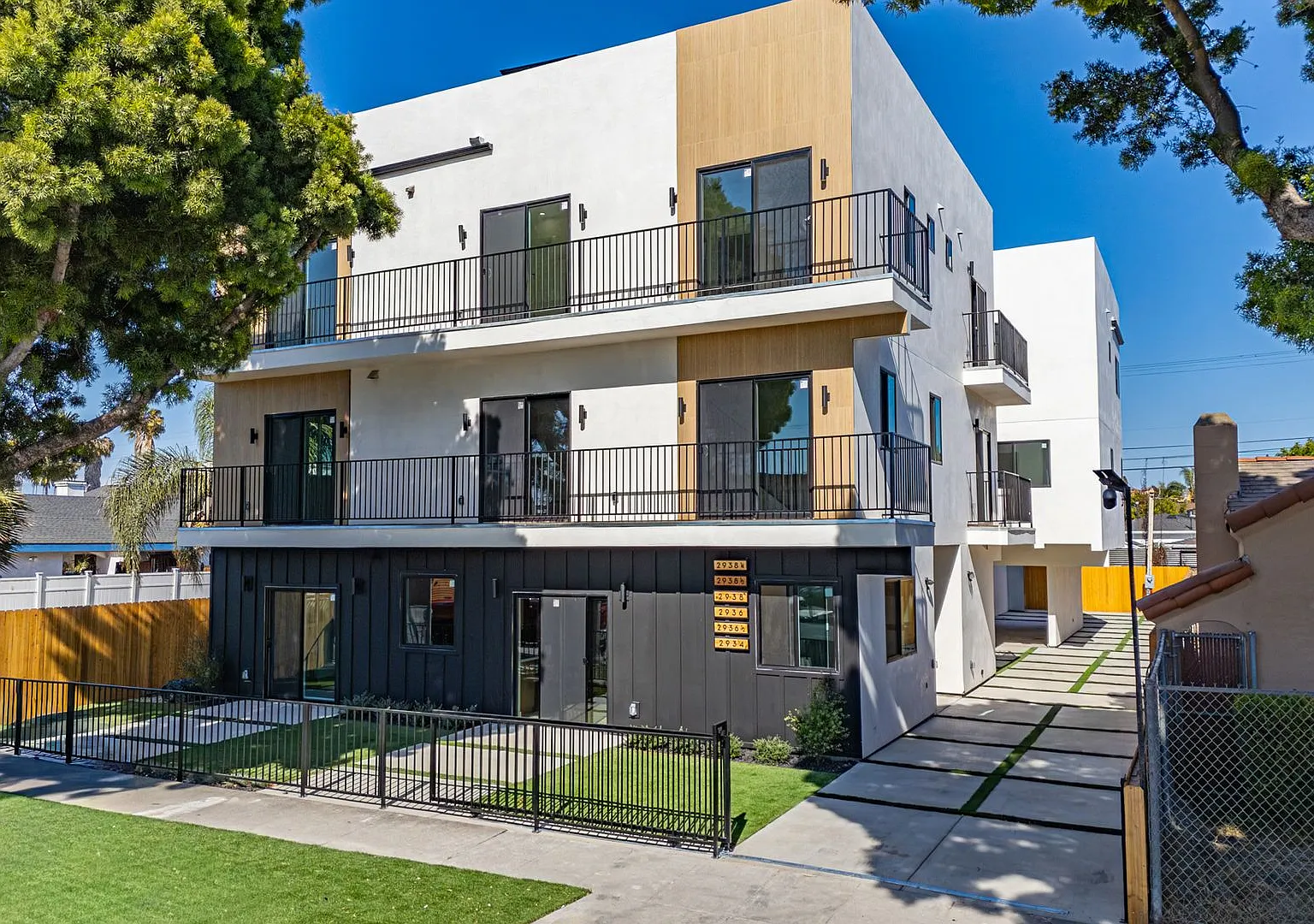 2938 S. Sycamore Ave — Photo 1