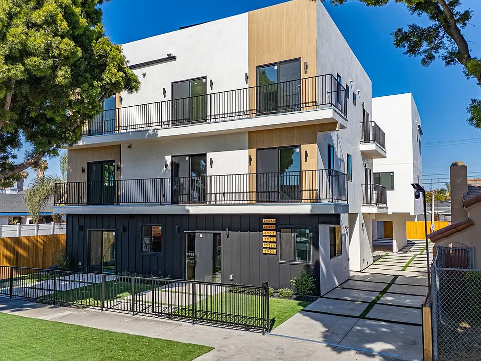 2938 S. Sycamore Ave