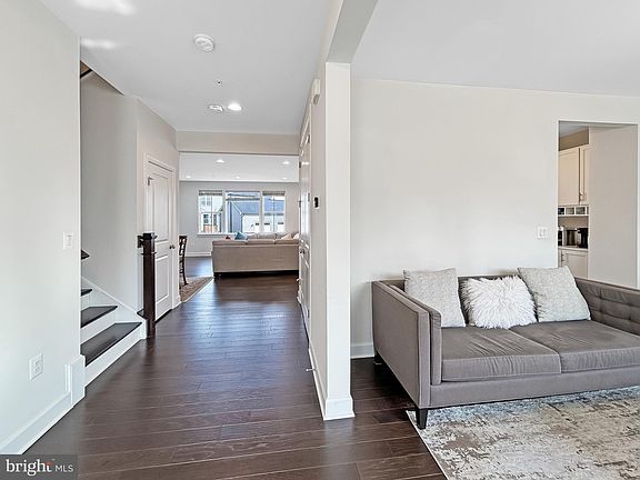 3rd image of 221 Red Oak Ridge Pl
