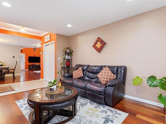 3rd image of 111 Briarwood Dr
