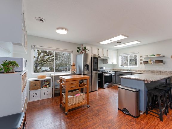 4th image of 450 Eastlick Street