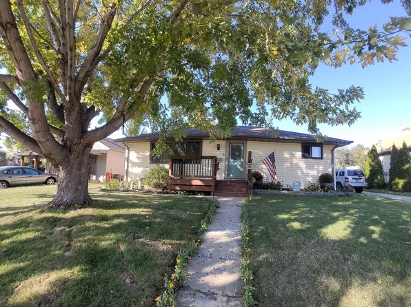 405 22nd St NW, Minot, ND 58703