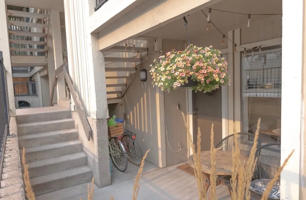 1209 W Plum St — Photo 1