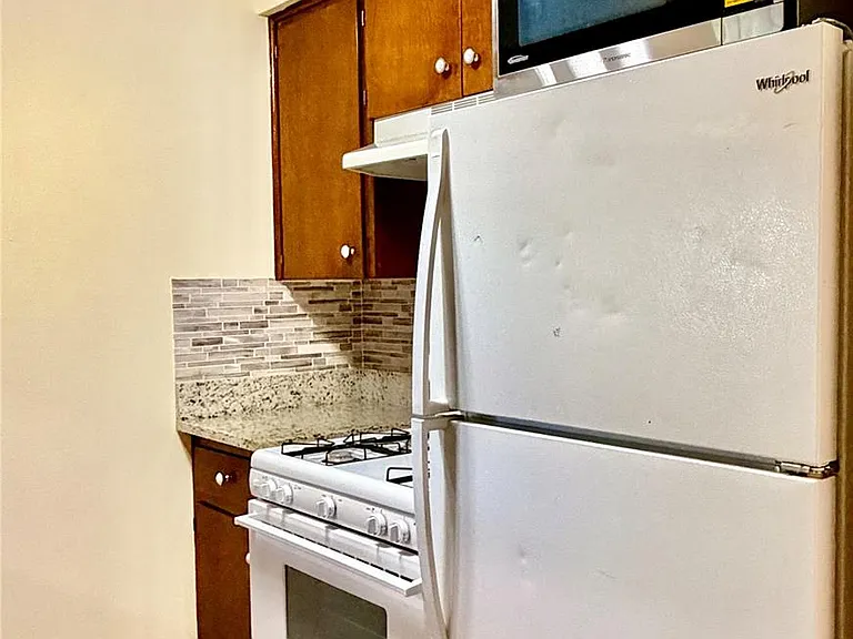 312 E 43rd St #201 — Photo 5