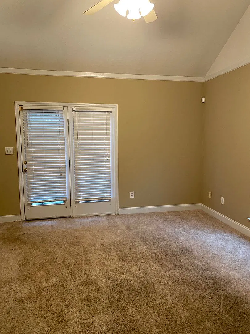 Available Soon 3 bedroom 3 bathroom end unit in Reed Creek Villa — Photo 1