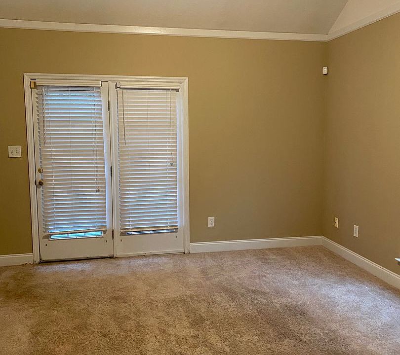 1st image of 221 Brook Ct