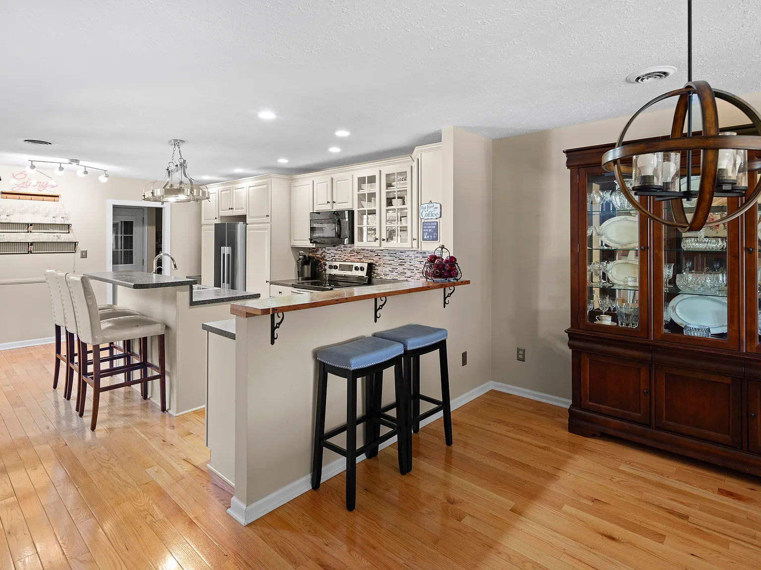 3 bed, 2058 sqft, $3,200 — Photo 1