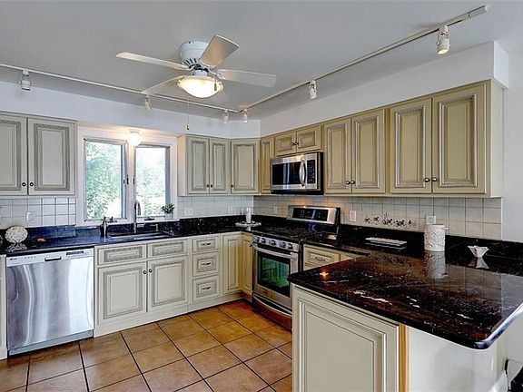 4th image of 25 Riverview Dr