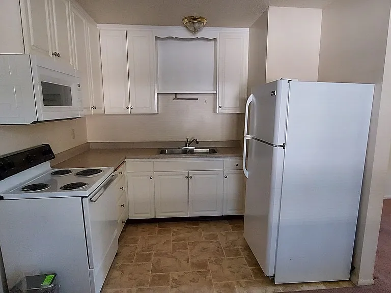 653 E 9th St #17 — Photo 6