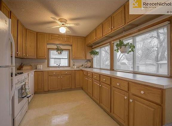 Large kitchen, Newer stove & dishwasher