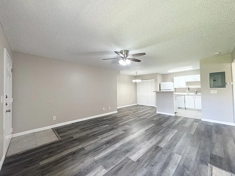 380 Lakepointe Dr #204 — Photo 5
