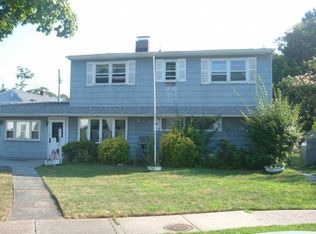 3 Plover Ln, Levittown, NY 11756