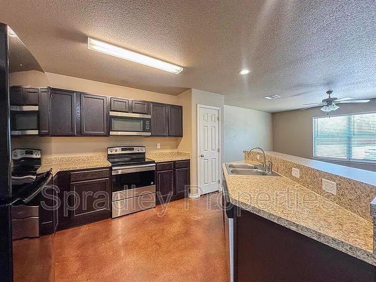 642 Laila Ln — Photo 6