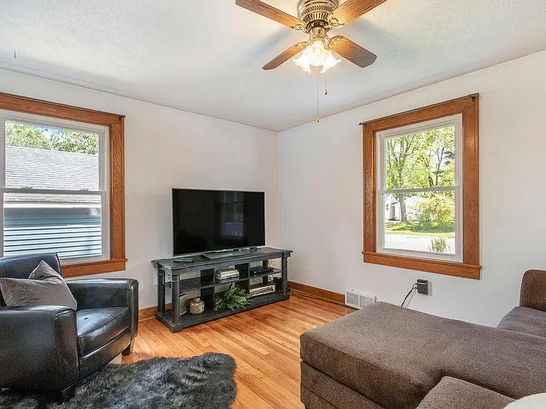 383 Elizabeth St — Photo 9