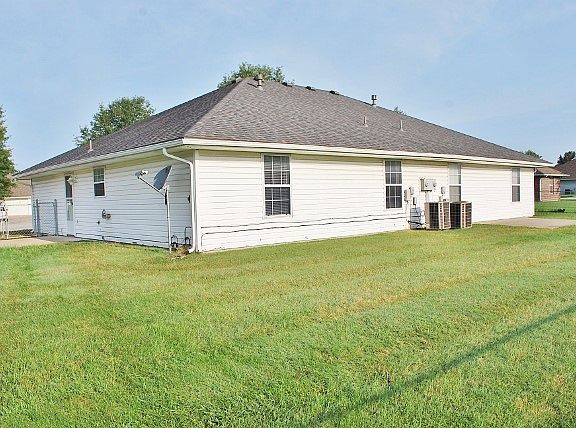 3rd image of 105 NW Parker Dr #7