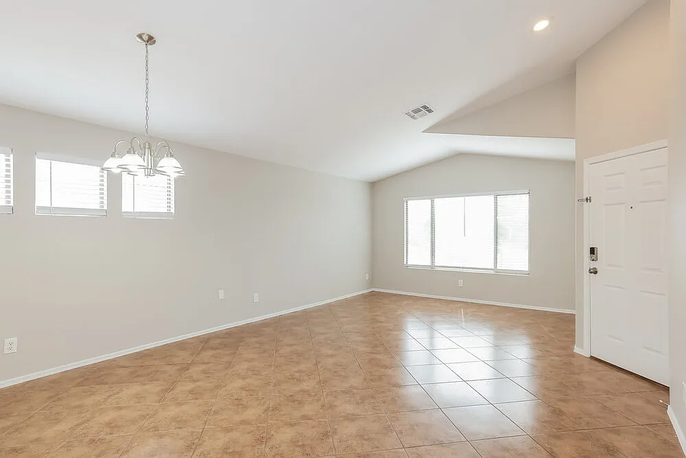 3 bed, 2.0 bath, 1669 sqft, $2,330 — Photo 4
