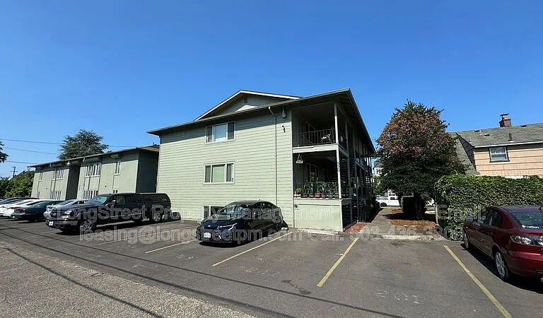 329 SW 10th St #4 — Photo 2
