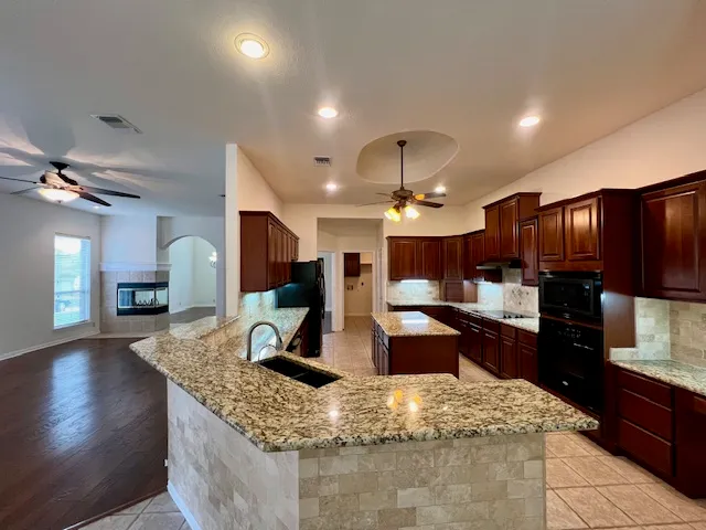 Breakfast bar/kitchen - 911 Serene Mdw