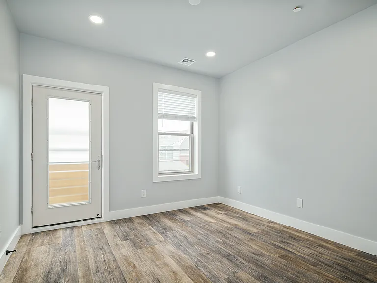 342 W Queen Ln #5 — Photo 7