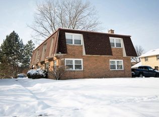 121 S Whispering Hills Dr APT A, Naperville, IL 60540