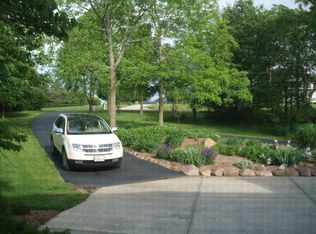 2200 Wagon Trail Rd, White Heath, IL 61884