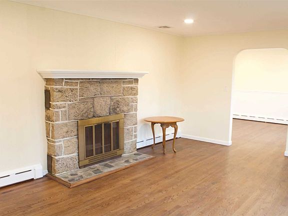 4th image of 140 Durkee Ln