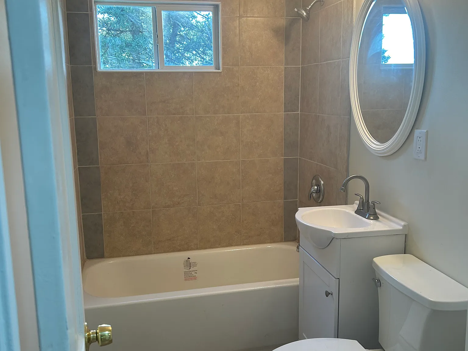 3 bed, 816 sqft, $1,900 — Photo 3