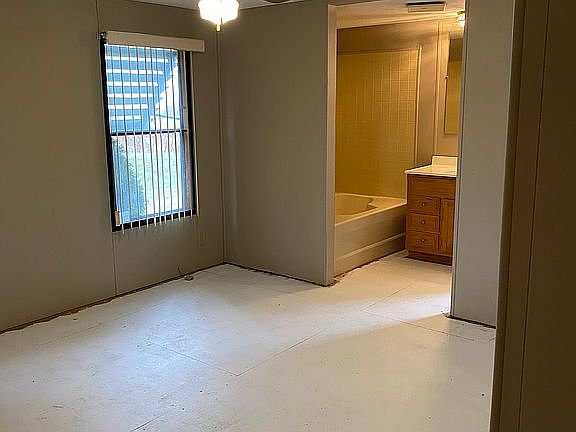 3rd image of 153 Hickory Cir