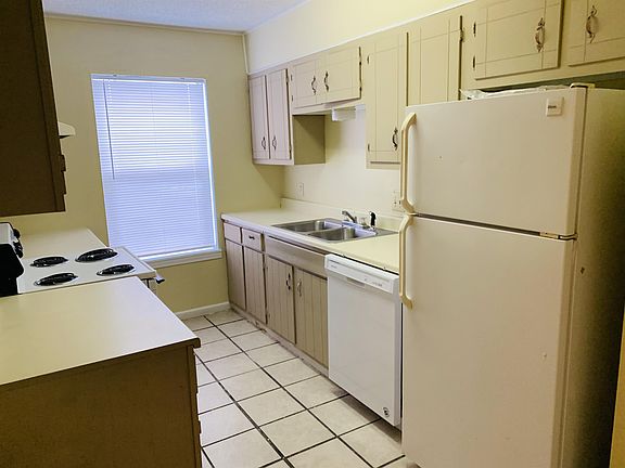 3rd image of 68 Colonial Dr Unit C