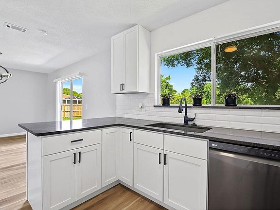 5th image of 1971 SE Lavina Cir