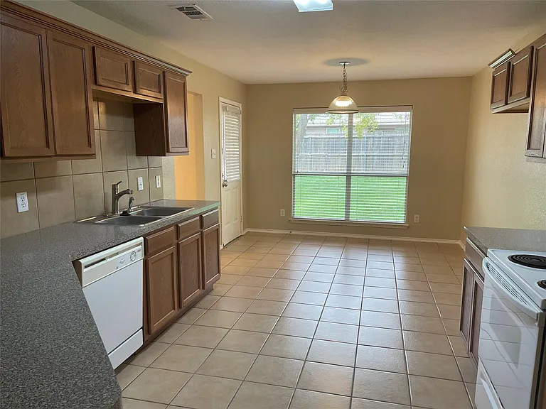 1210 Antoinette Dr — Photo 6