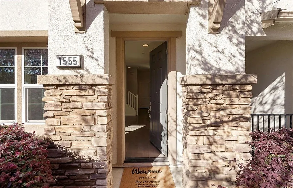 3 bed, 2.5 bath, 1386 sqft, $3,895 — Photo 2