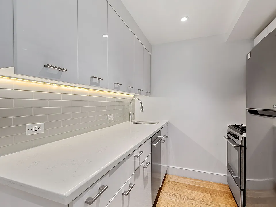 230 E 44th St #14D