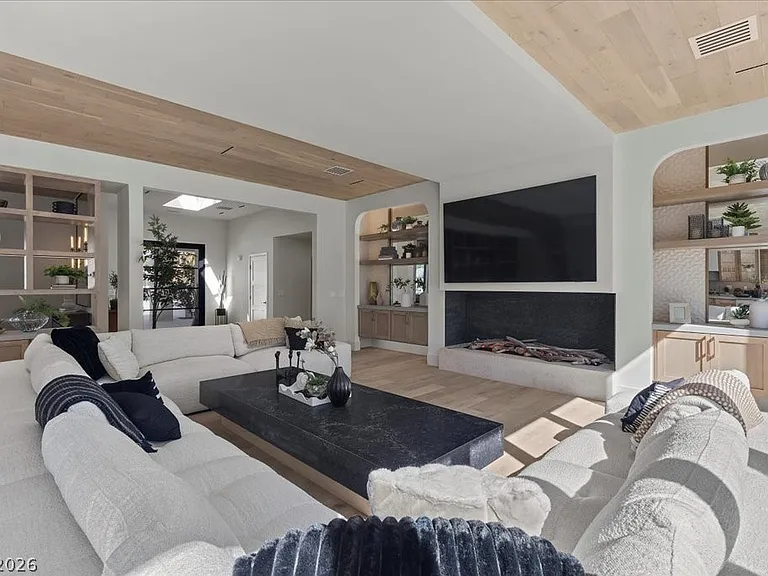 2401 Driftwood Dr — Photo 22