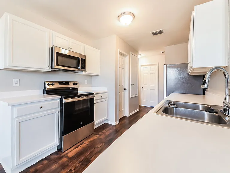 1412 Laurel Ln — Photo 9