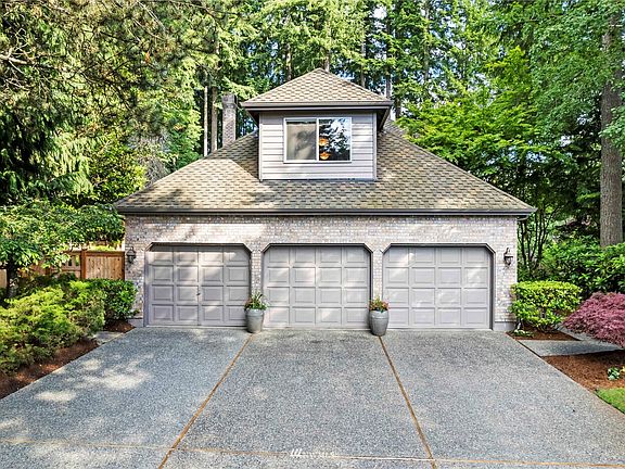 Large 3 car garage>