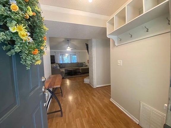 3rd image of 3770 Peachtree Way