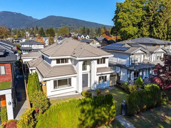 336 W 19th St, North Vancouver, BC V7M 1X8