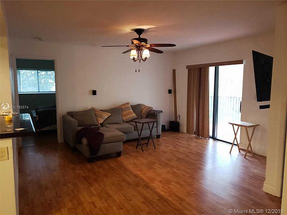 4th image of 350 Palm Cir W APT 303