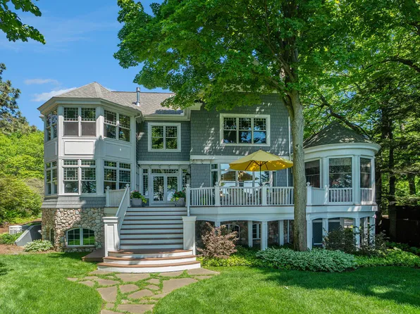 6059 Lakeshore Dr, West Olive, MI 49460