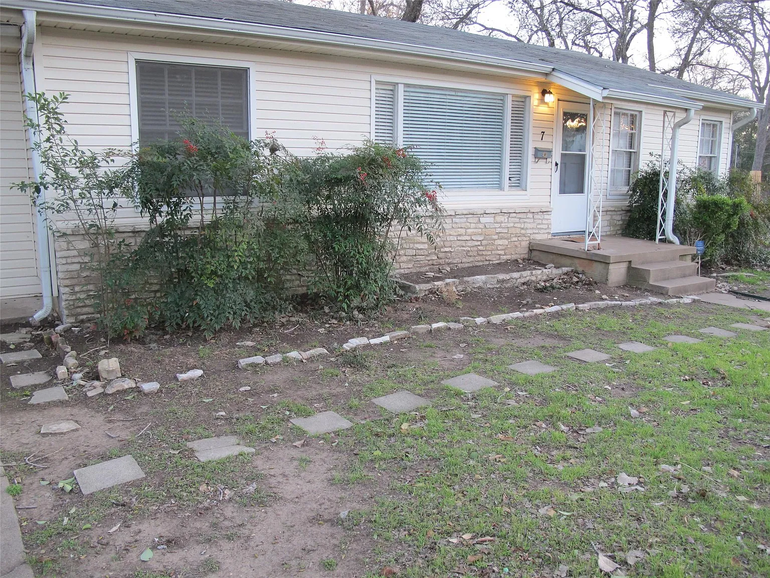 3 bed, 1.0 bath, 1120 sqft, $2,900 — Photo 2