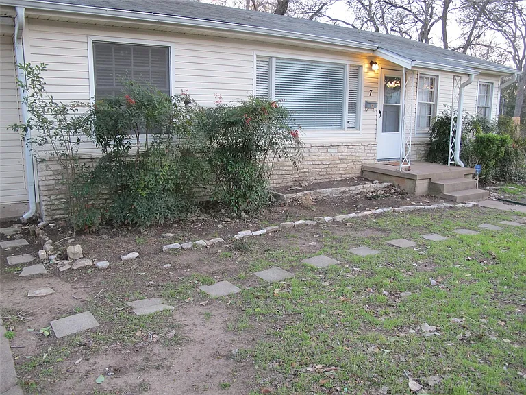 7 Scott Cres — Photo 2